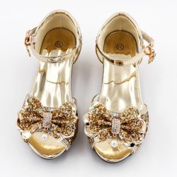 Chaussures à talons et...